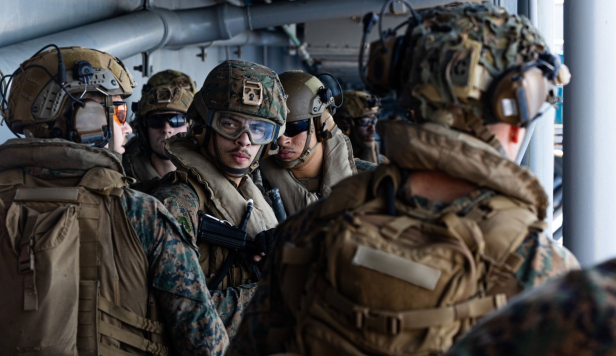 Десантний корабель і тисячі морпіхів США прибули на Близький Схід Десантний корабель і тисячі морпіхів США прибули на Близький Схід